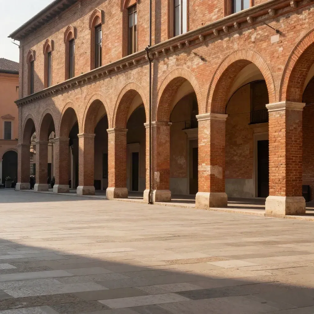 Portici di Bologna al tramonto sopra una piazza vuota e luminosa